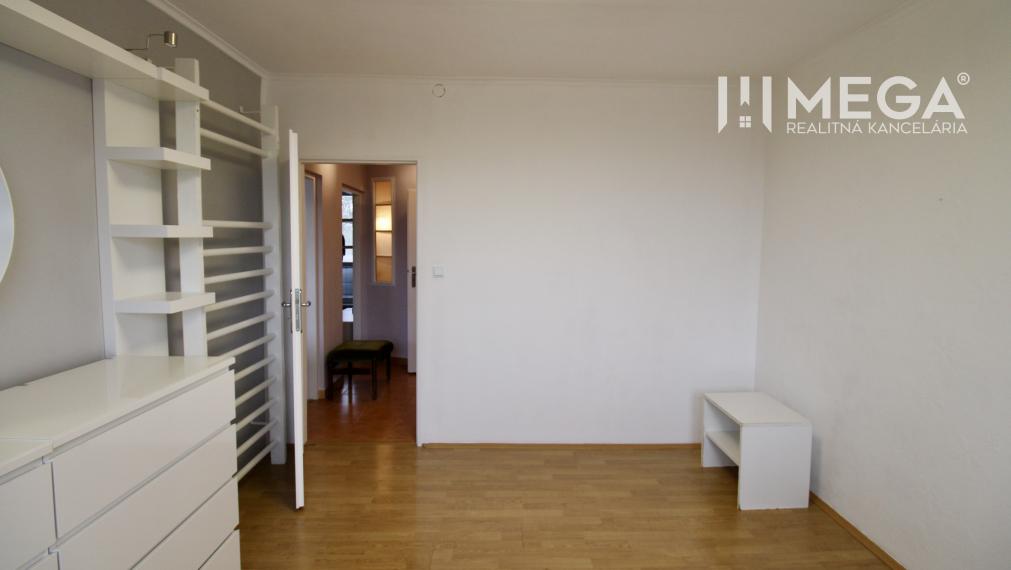 Na predaj 3 izbový byt s 2 balkónami na sidl.III v Humennom