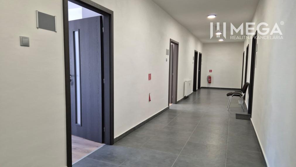 Prenájom kancelárie blízko centra Humenného (15,20 m2)