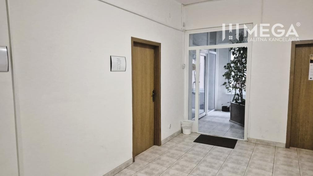 PRENÁJOM kancelárskych priestorov (17,60 m2) v CENTRE MESTA HUMENNÉ