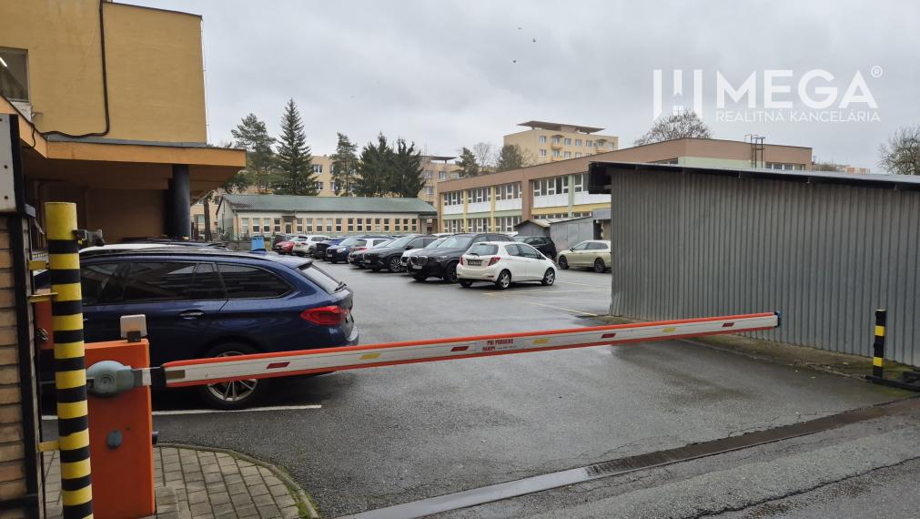 PRENÁJOM kancelárskych priestorov (17,60 m2) v CENTRE MESTA HUMENNÉ