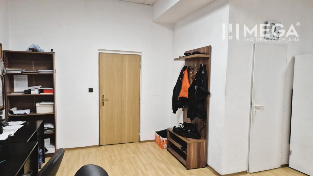 PRENÁJOM obchodných priestorov (36 m2) v CENTRE MESTA HUMENNÉ