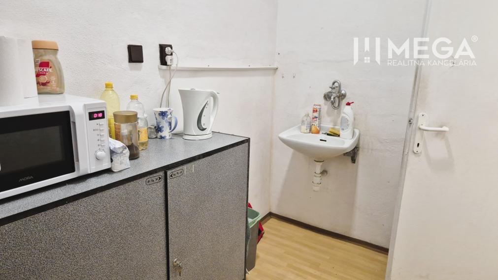 PRENÁJOM obchodných priestorov (36 m2) v CENTRE MESTA HUMENNÉ