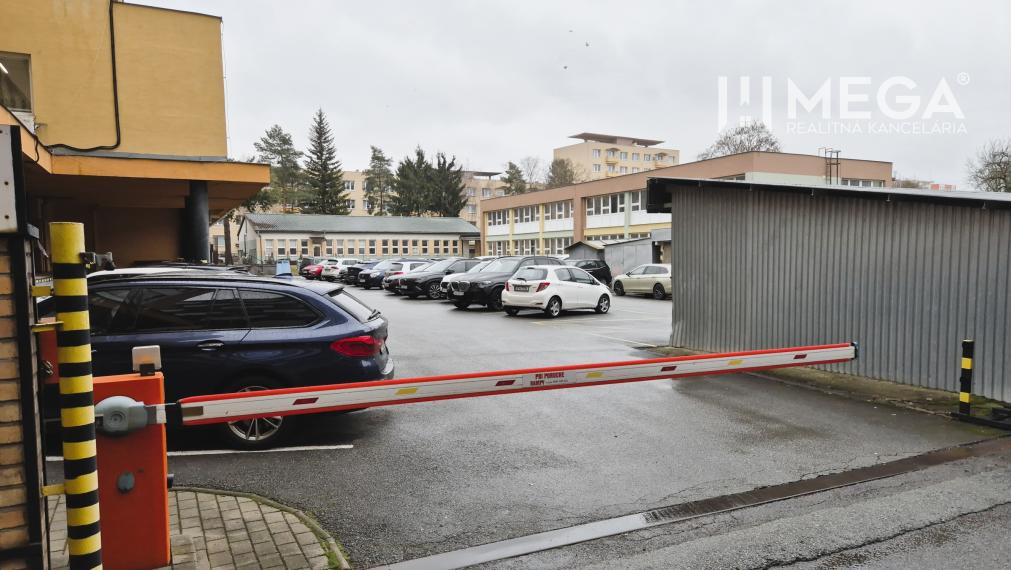 PRENÁJOM obchodných priestorov (36 m2) v CENTRE MESTA HUMENNÉ