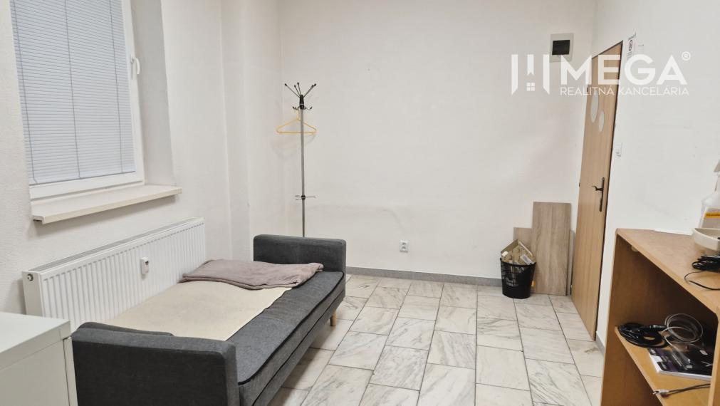 PRENÁJOM priestorov (35 m2) v CENTRE MESTA HUMENNÉ