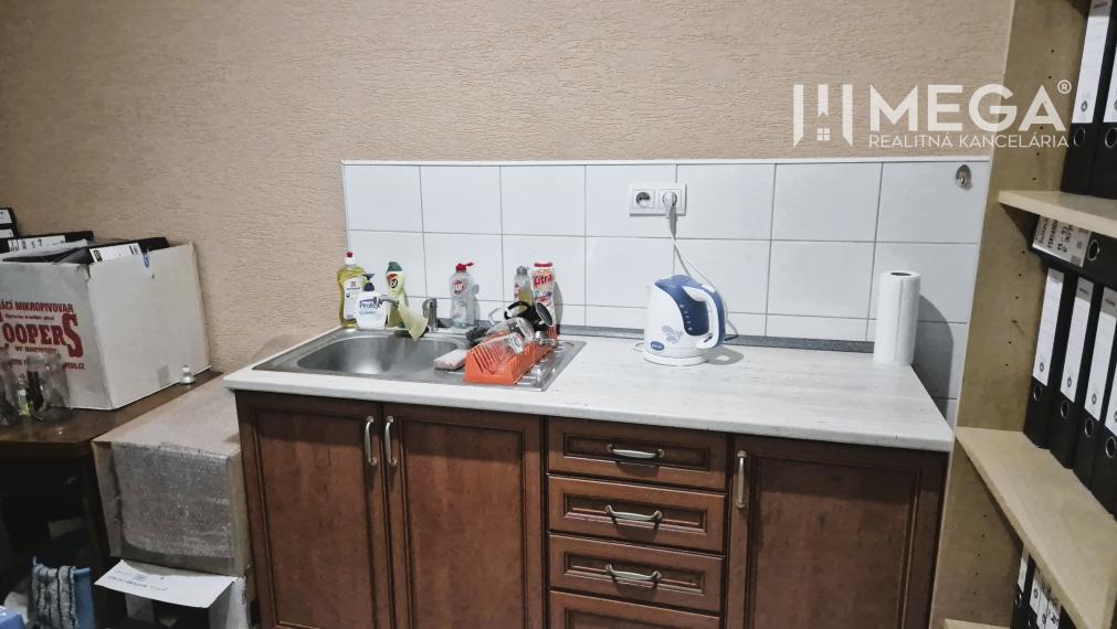 PRENÁJOM priestorov (35 m2) v CENTRE MESTA HUMENNÉ