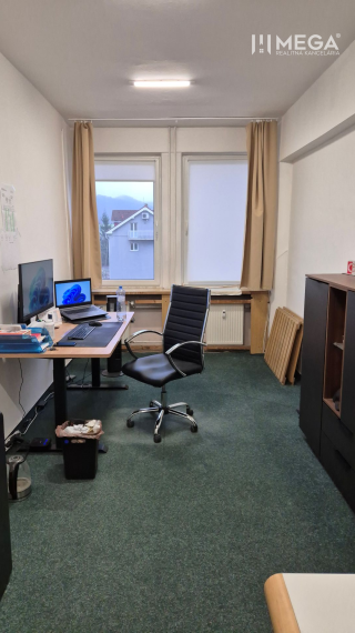 PRENÁJOM kancelárskych priestorov (17,60 m2) v CENTRE MESTA HUMENNÉ