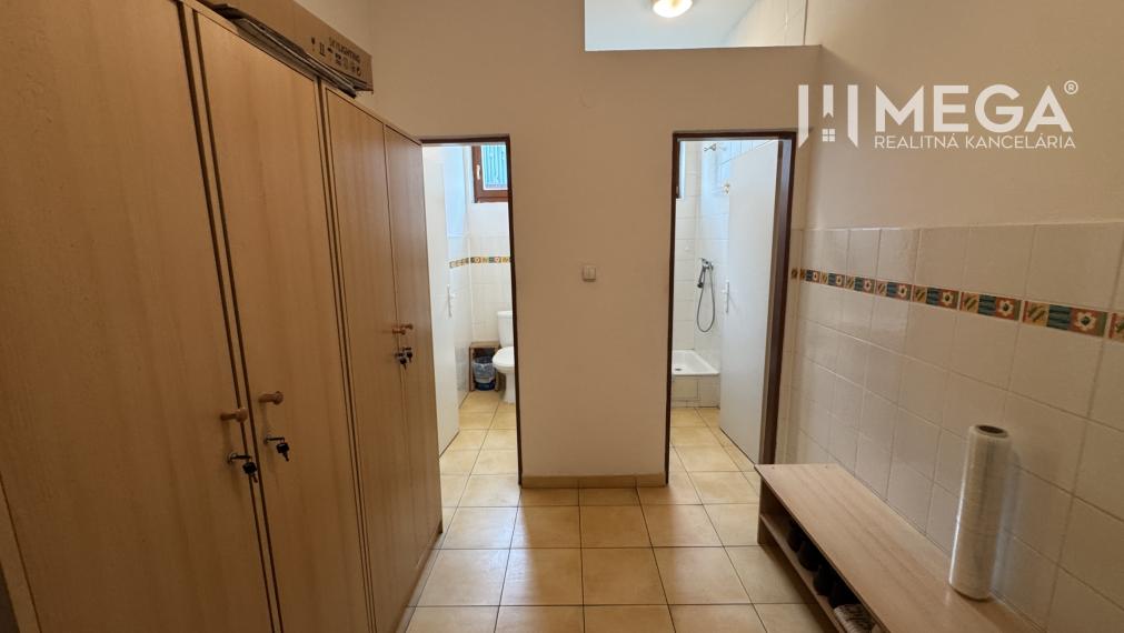 NA PREDAJ: OBJEKT VHODNÝ NA PODNIKANIE-SKLADOVANIE A SLUŽBY