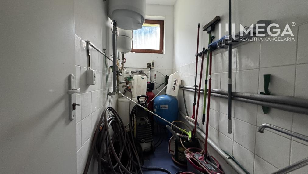 NA PREDAJ: OBJEKT VHODNÝ NA PODNIKANIE-SKLADOVANIE A SLUŽBY