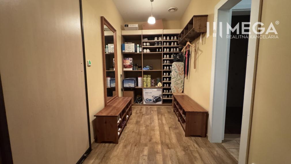 NA PREDAJ: OBJEKT VHODNÝ NA PODNIKANIE-SKLADOVANIE A SLUŽBY