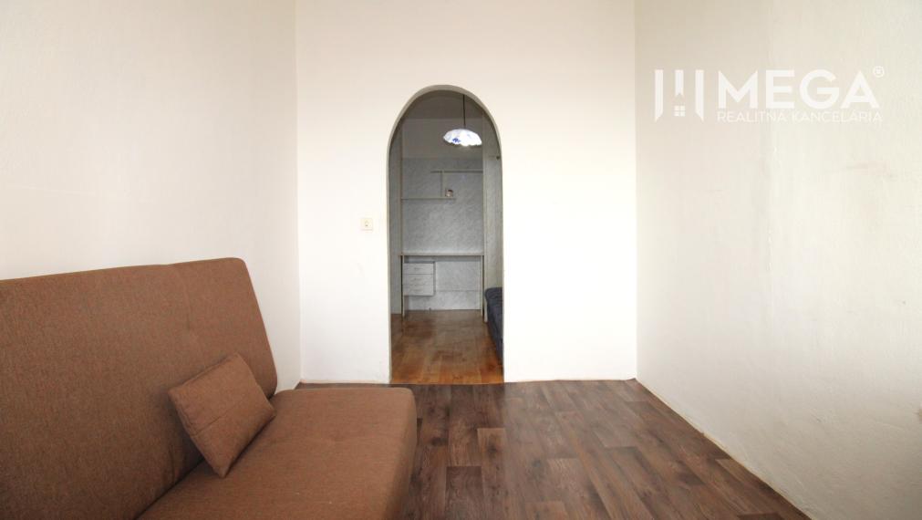 NA PREDAJ 3-IZBOVÝ BYT S VEĽKÝM BALKÓNOM ul. MIEROVÁ HUMENNÉ