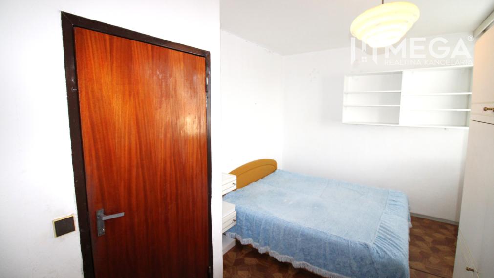 NA PREDAJ 3-IZBOVÝ BYT S VEĽKÝM BALKÓNOM ul. MIEROVÁ HUMENNÉ