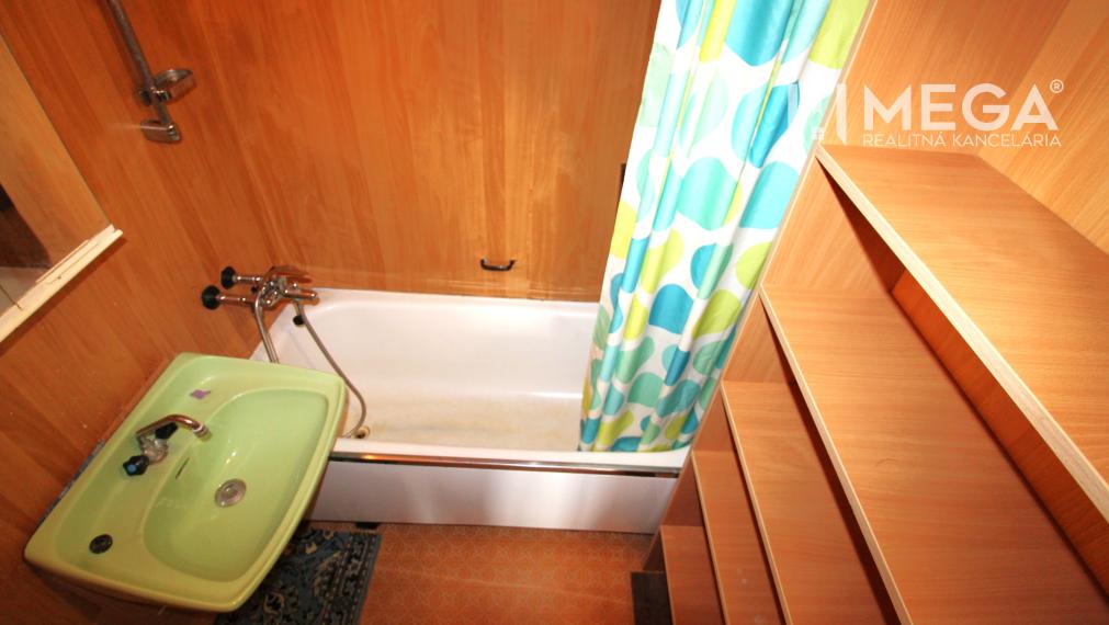 NA PREDAJ 3-IZBOVÝ BYT S VEĽKÝM BALKÓNOM ul. MIEROVÁ HUMENNÉ