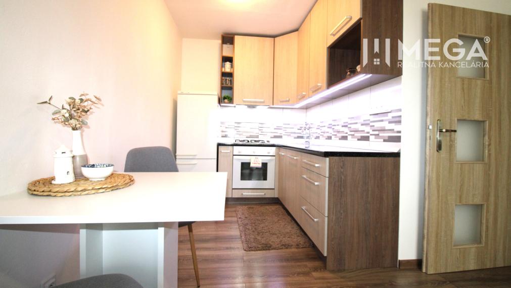 REZERVOVANÝ ZARIADENÝ 2-izbový BYT PO REKONŠTRUKCII – HUMENNÉ