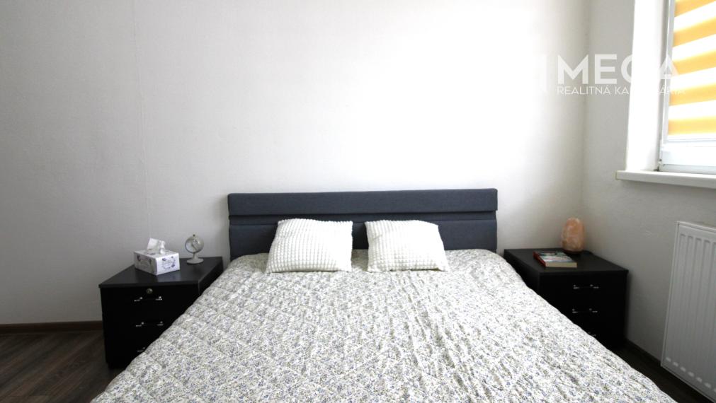 REZERVOVANÝ ZARIADENÝ 2-izbový BYT PO REKONŠTRUKCII – HUMENNÉ