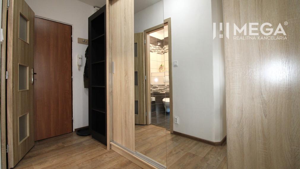 REZERVOVANÝ ZARIADENÝ 2-izbový BYT PO REKONŠTRUKCII – HUMENNÉ