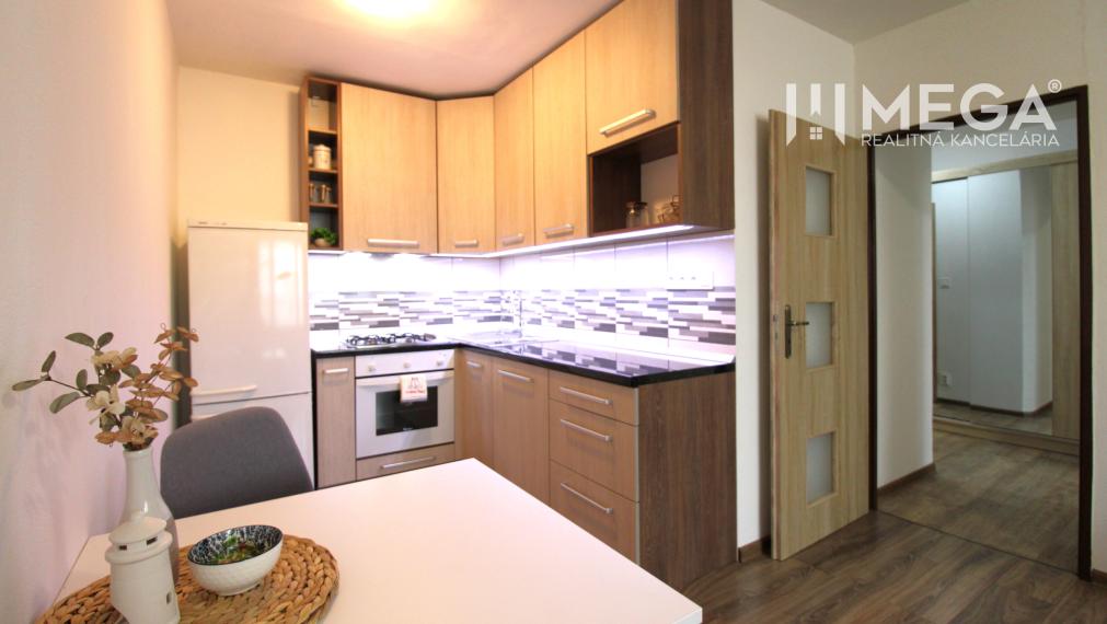 REZERVOVANÝ ZARIADENÝ 2-izbový BYT PO REKONŠTRUKCII – HUMENNÉ