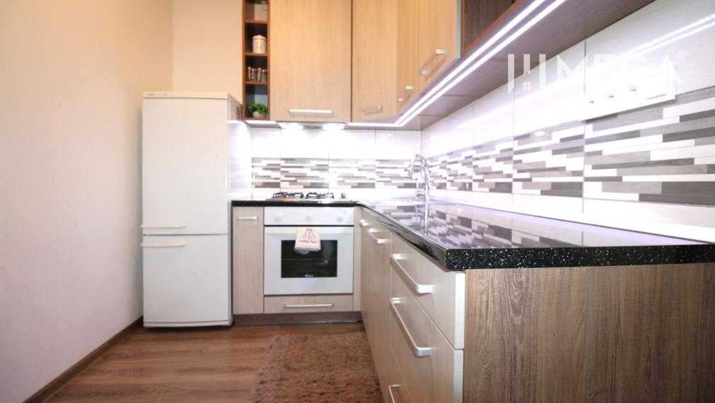 REZERVOVANÝ ZARIADENÝ 2-izbový BYT PO REKONŠTRUKCII – HUMENNÉ