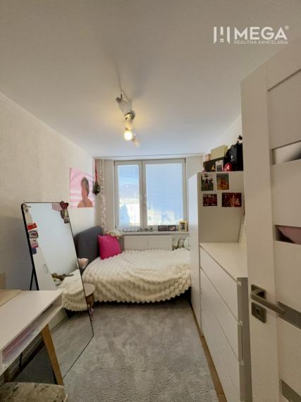 Na predaj veľký 5 izbový byt s balkón na sidl. III v Humennom