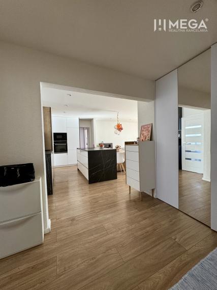 Na predaj veľký 5 izbový byt s balkón na sidl. III v Humennom