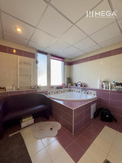 Na predaj veľký 5 izbový byt s balkón na sidl. III v Humennom