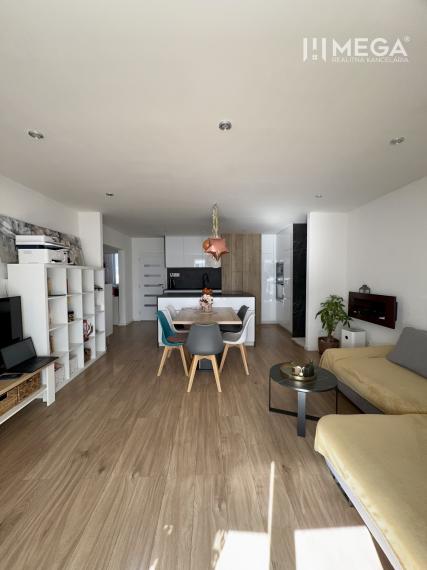 Na predaj veľký 5 izbový byt s balkón na sidl. III v Humennom