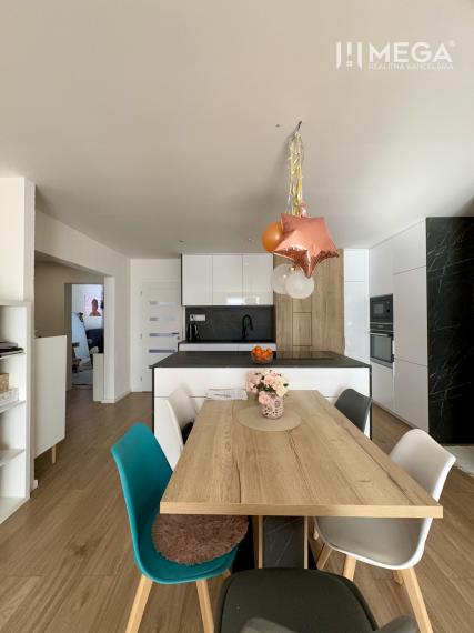 Na predaj veľký 5 izbový byt s balkón na sidl. III v Humennom