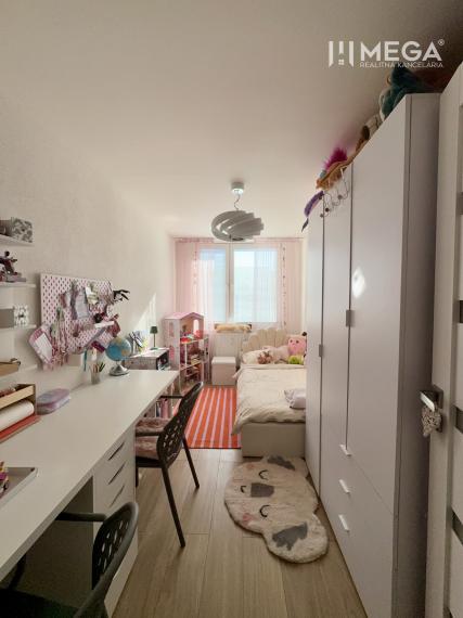 Na predaj veľký 5 izbový byt s balkón na sidl. III v Humennom