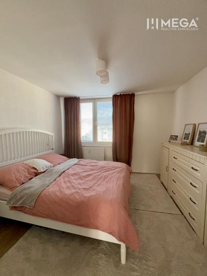 Na predaj veľký 5 izbový byt s balkón na sidl. III v Humennom