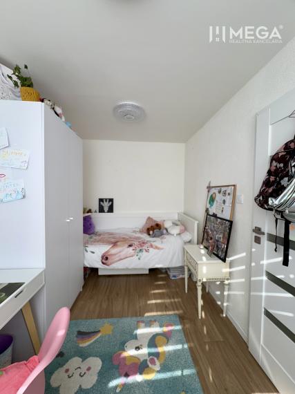 Na predaj veľký 5 izbový byt s balkón na sidl. III v Humennom