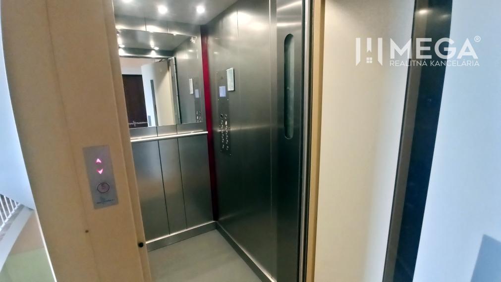 NA PRENÁJOM 1,5-IZB. BYT V MESTE HUMENNÉ