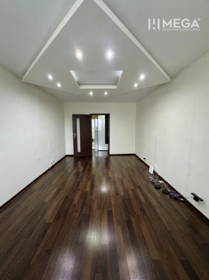 Na predaj veľký 3 izbový byt s balkónom na sidl.III v Humennom