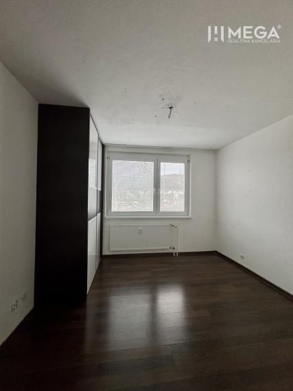 Na predaj veľký 3 izbový byt s balkónom na sidl.III v Humennom