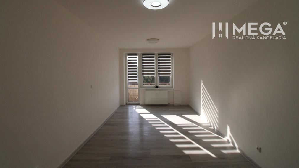 NA PREDAJ - 2 iz. byt, prerobený s balkónom blízko centra mesta Humenné