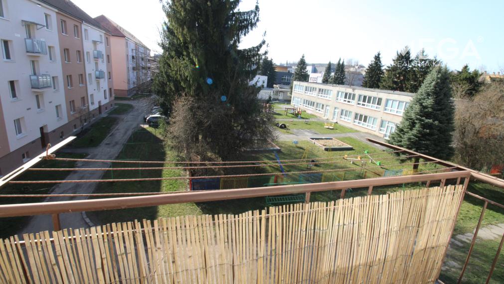 NA PREDAJ - 2 iz. byt, prerobený s balkónom blízko centra mesta Humenné