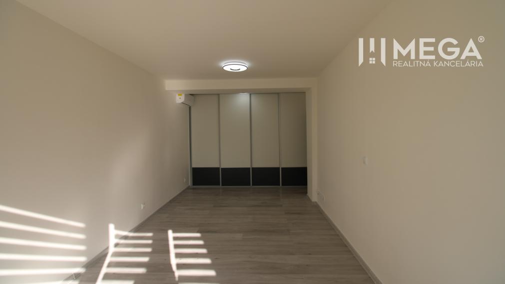 NA PREDAJ - 2 iz. byt, prerobený s balkónom blízko centra mesta Humenné