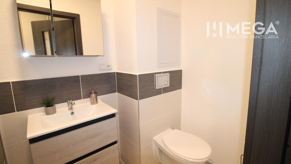 NA PREDAJ - 2 iz. byt, prerobený s balkónom blízko centra mesta Humenné