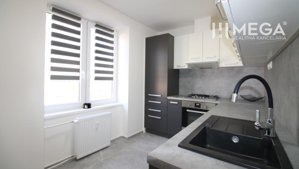 NA PREDAJ - 2 iz. byt, prerobený s balkónom blízko centra mesta Humenné