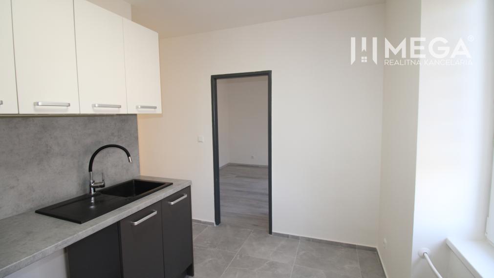 NA PREDAJ - 2 iz. byt, prerobený s balkónom blízko centra mesta Humenné