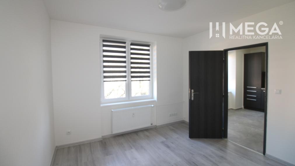 NA PREDAJ - 2 iz. byt, prerobený s balkónom blízko centra mesta Humenné