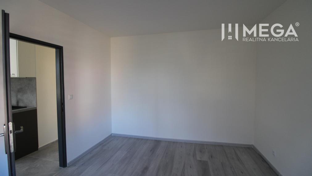 NA PREDAJ - 2 iz. byt, prerobený s balkónom blízko centra mesta Humenné