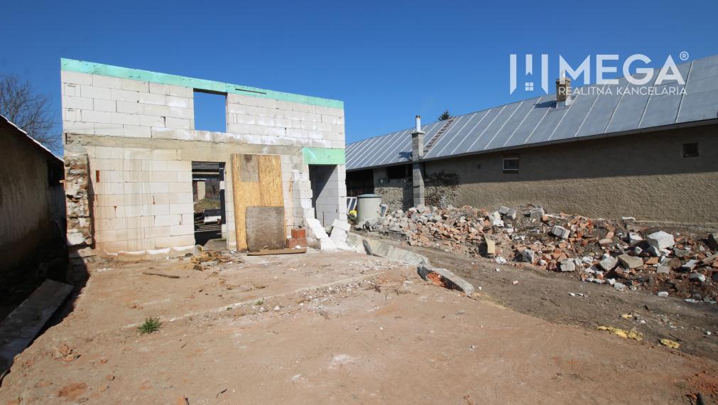 NA PREDAJ EXKLUZÍVNE: Rozostavaná stavba s kráľovským pozemkom a bonusovou stodolou - Zbojné