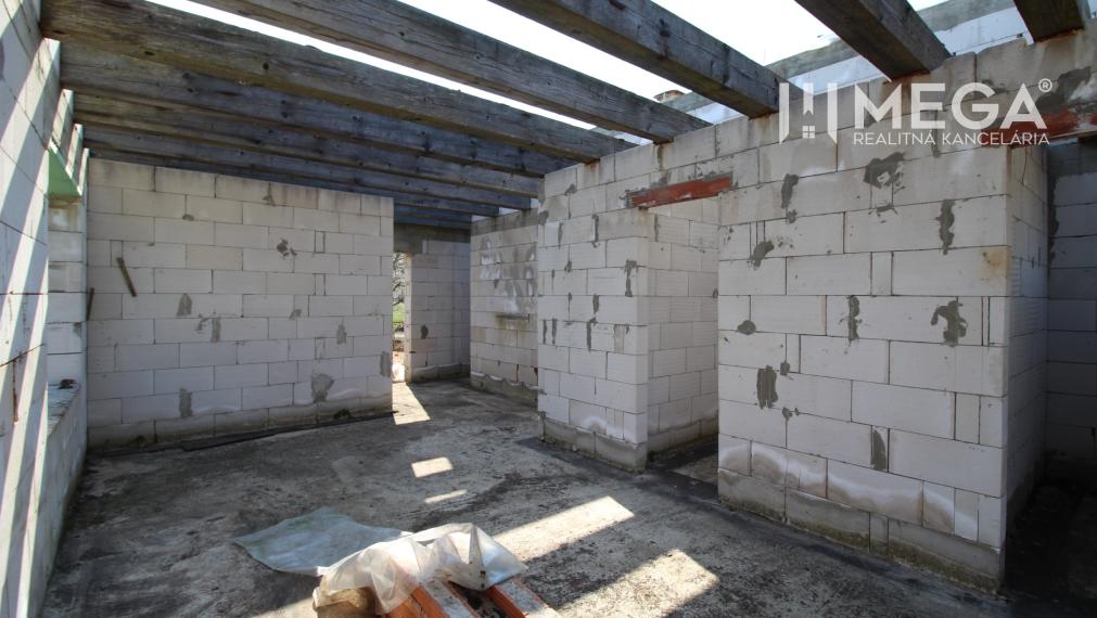 NA PREDAJ EXKLUZÍVNE: Rozostavaná stavba s kráľovským pozemkom a bonusovou stodolou - Zbojné