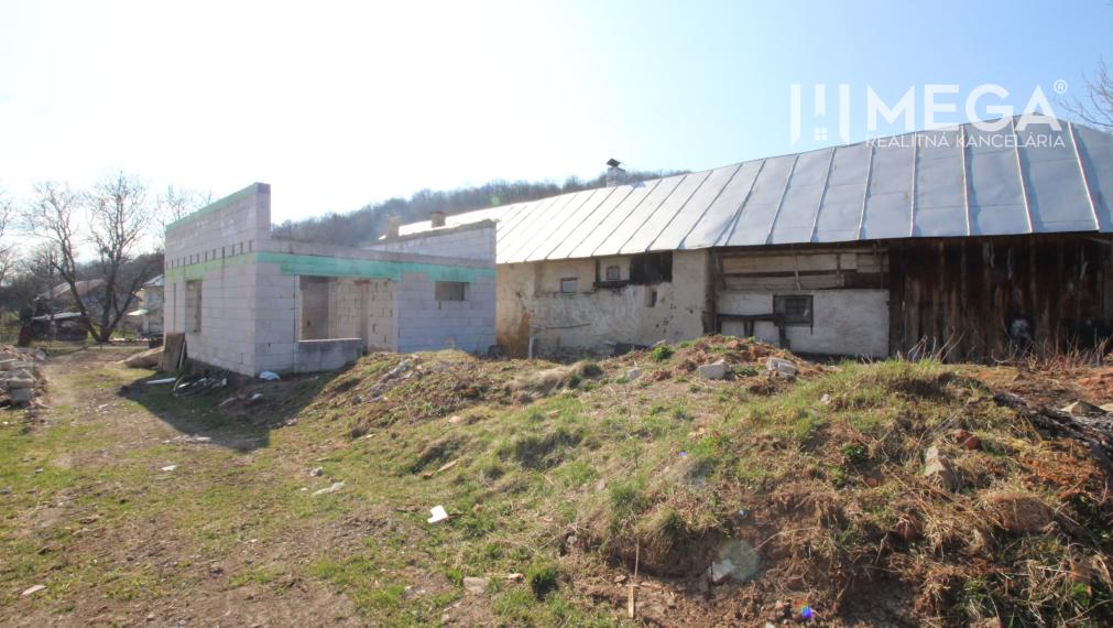 NA PREDAJ EXKLUZÍVNE: Rozostavaná stavba s kráľovským pozemkom a bonusovou stodolou - Zbojné
