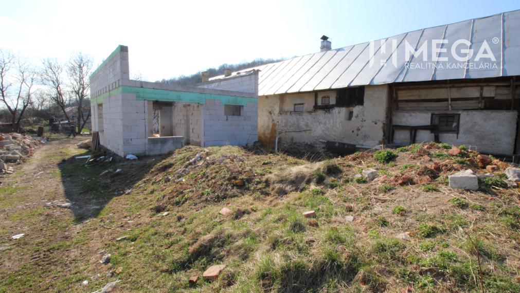 NA PREDAJ EXKLUZÍVNE: Rozostavaná stavba s kráľovským pozemkom a bonusovou stodolou - Zbojné