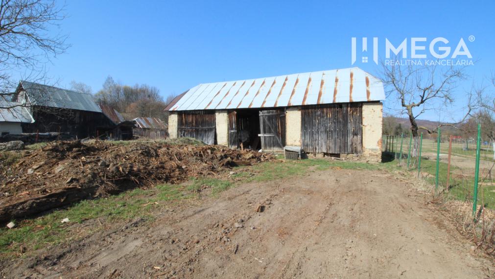 NA PREDAJ EXKLUZÍVNE: Rozostavaná stavba s kráľovským pozemkom a bonusovou stodolou - Zbojné