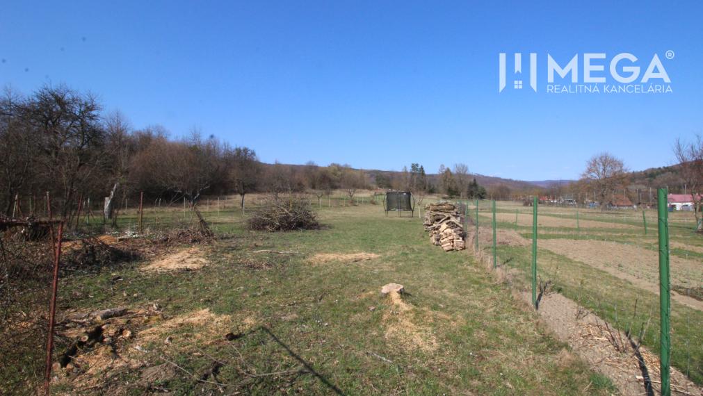 NA PREDAJ EXKLUZÍVNE: Rozostavaná stavba s kráľovským pozemkom a bonusovou stodolou - Zbojné