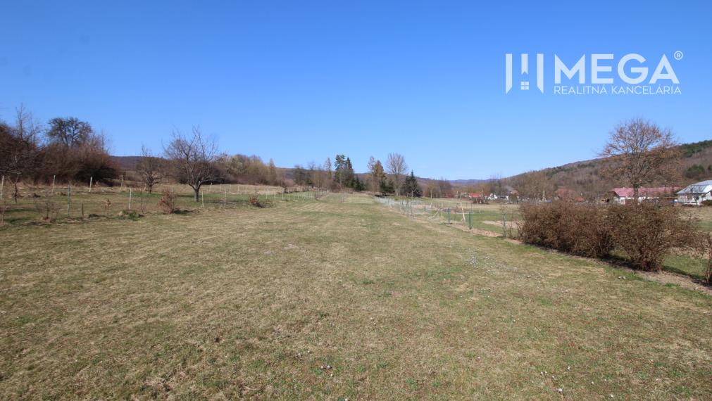 NA PREDAJ EXKLUZÍVNE: Rozostavaná stavba s kráľovským pozemkom a bonusovou stodolou - Zbojné