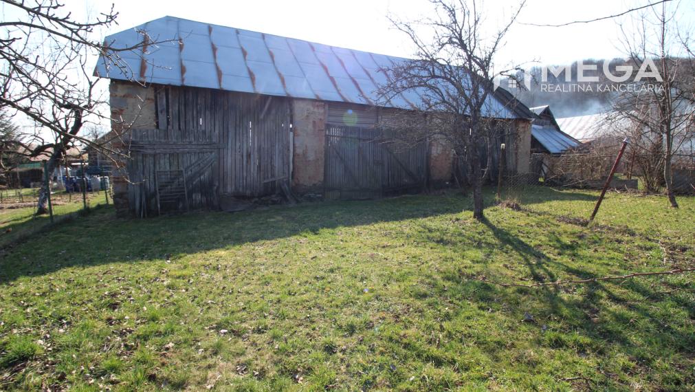 NA PREDAJ EXKLUZÍVNE: Rozostavaná stavba s kráľovským pozemkom a bonusovou stodolou - Zbojné