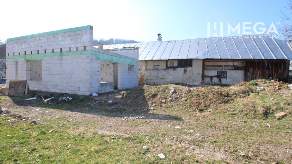 NA PREDAJ EXKLUZÍVNE: Rozostavaná stavba s kráľovským pozemkom a bonusovou stodolou - Zbojné