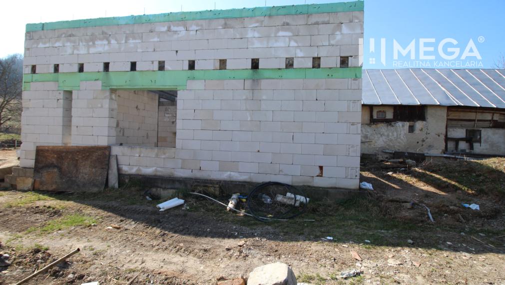 NA PREDAJ EXKLUZÍVNE: Rozostavaná stavba s kráľovským pozemkom a bonusovou stodolou - Zbojné